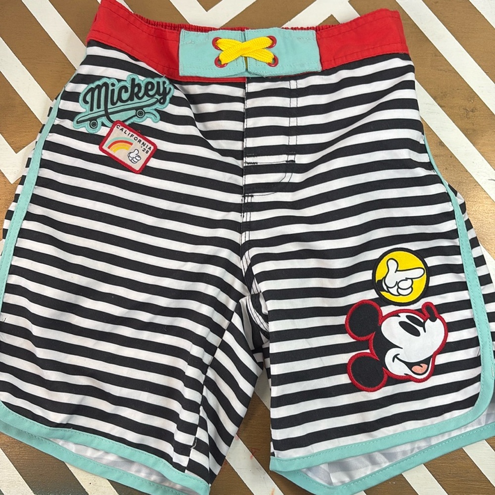 Disney swim trunks
Never worn 
Size 5/6